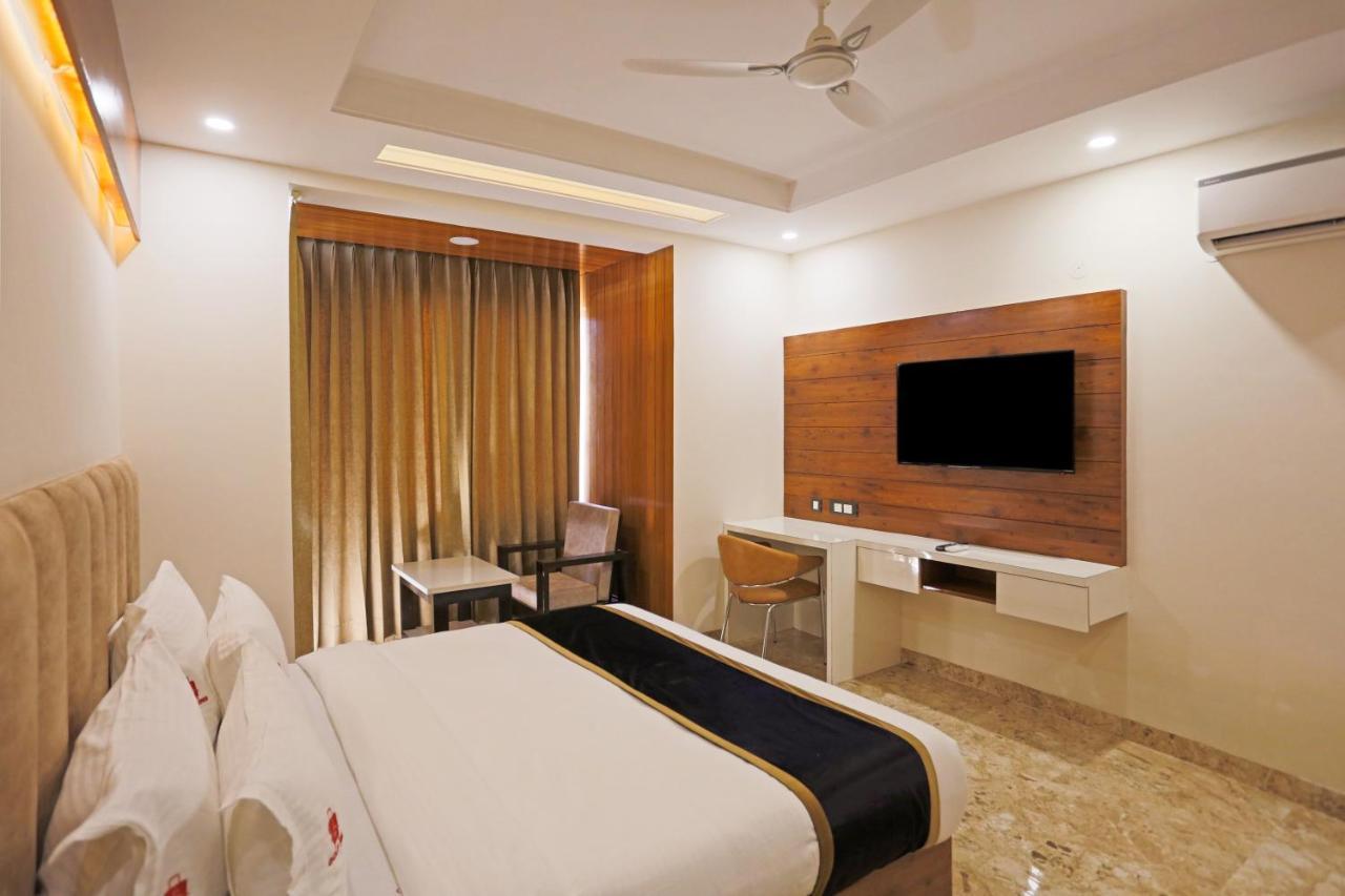 Hotel Deluxe Stay Inn - Near Delhi Airport Нью-Дели Экстерьер фото