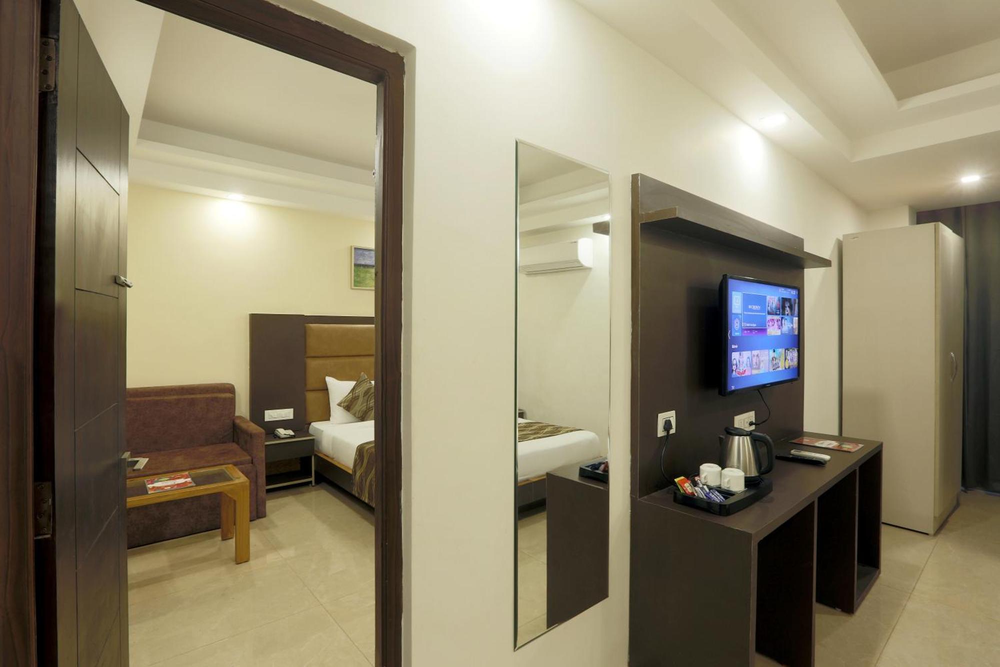 Hotel Deluxe Stay Inn - Near Delhi Airport Нью-Дели Экстерьер фото