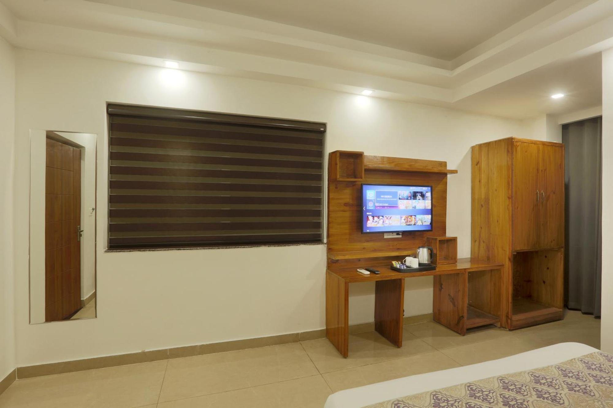 Hotel Deluxe Stay Inn - Near Delhi Airport Нью-Дели Экстерьер фото