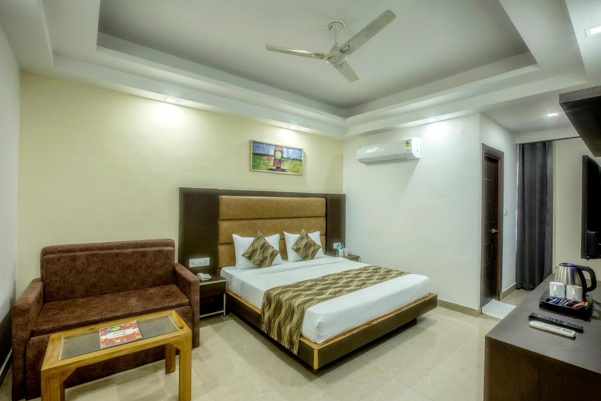 Hotel Deluxe Stay Inn - Near Delhi Airport Нью-Дели Экстерьер фото