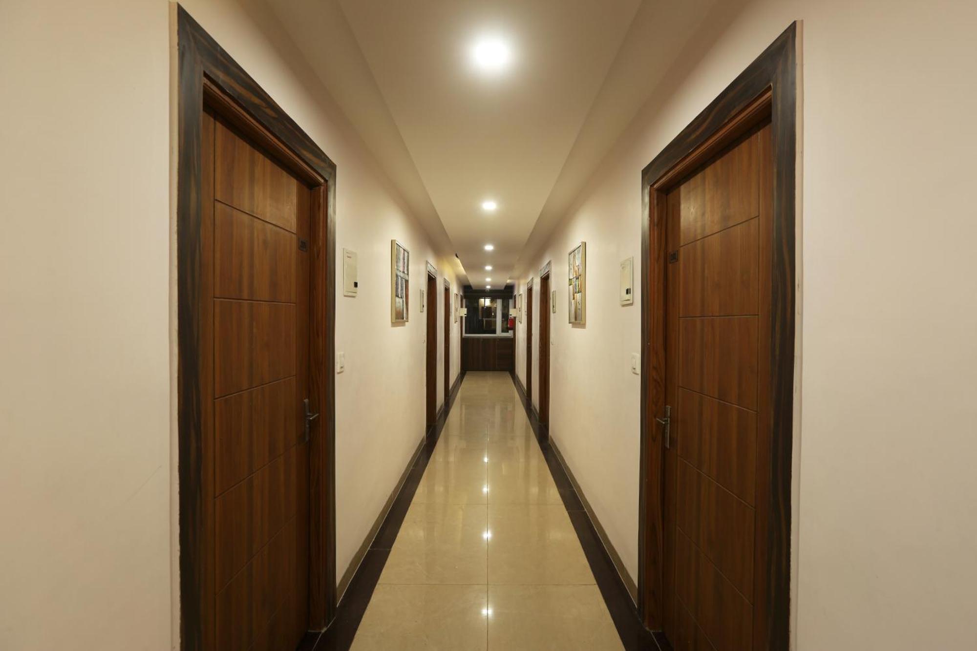 Hotel Deluxe Stay Inn - Near Delhi Airport Нью-Дели Экстерьер фото