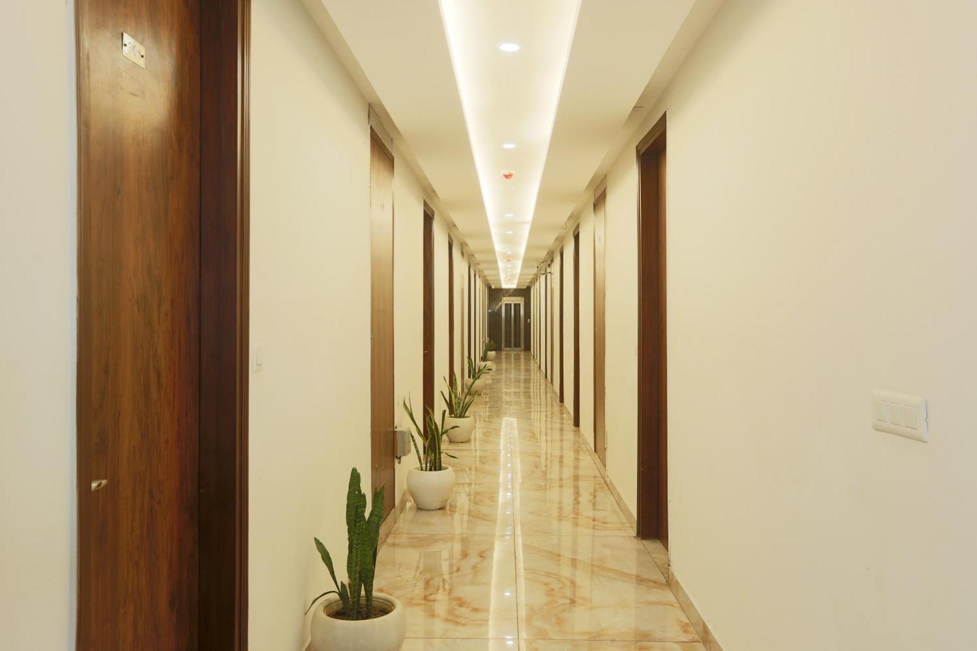 Hotel Deluxe Stay Inn - Near Delhi Airport Нью-Дели Экстерьер фото