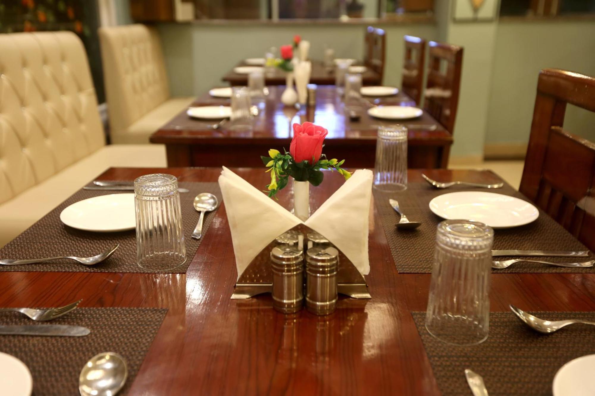 Hotel Deluxe Stay Inn - Near Delhi Airport Нью-Дели Экстерьер фото